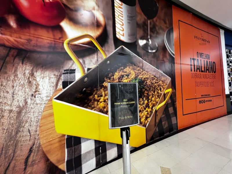 Aviso em frente ao tapume já indica o futuro ocupante ao lado do restaurante Pecorino