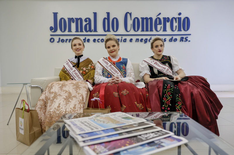 Corte do evento é composta pelas princesas Karol Fassbinder (E) e Érica Bratz e a rainha, Ângela Nicole Fuhr 