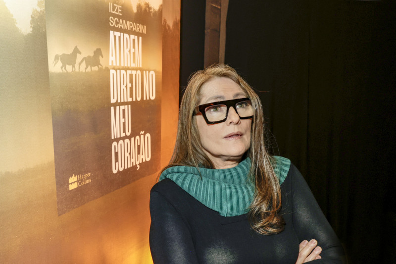 A jornalista autografou a obra "Atirem direto no meu coração" em evento na Capital