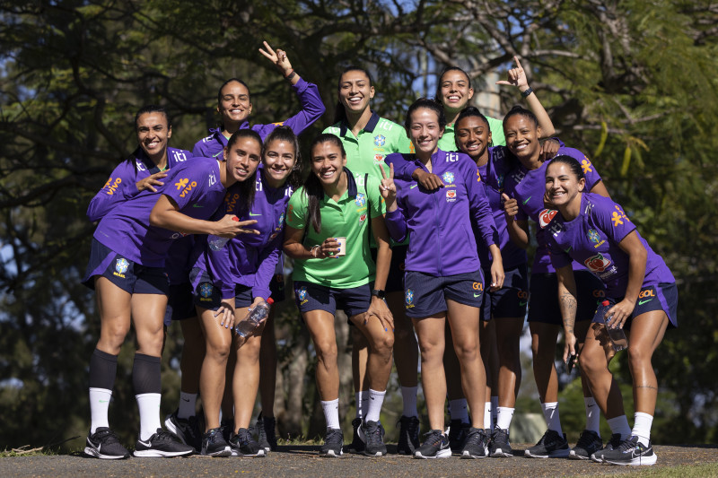 Dia começou com uma caminhada leve e alongamento ao ar livre, somente as goleiras tiveram contato com bola