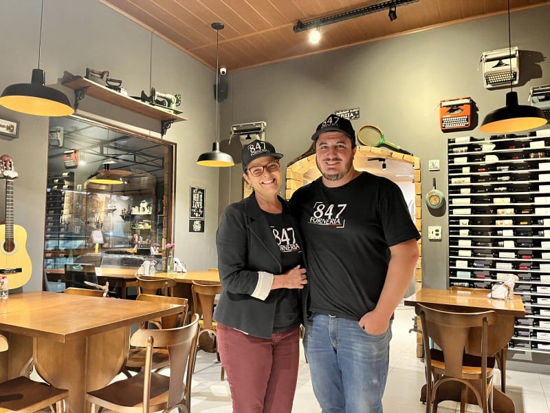 Christine Carpes e Os&eacute;as Tomasi s&atilde;o casados e propriet&aacute;rios da Forneria 847 Foto: FORNERIA 847/DIVULGA&Ccedil;&Atilde;O/JC