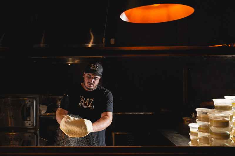 Os&eacute;as Tomasi &eacute; empreendedor e pizzaiolo na Forneria 847 Foto: FORNERIA 847/DIVULGA&Ccedil;&Atilde;O/JC
