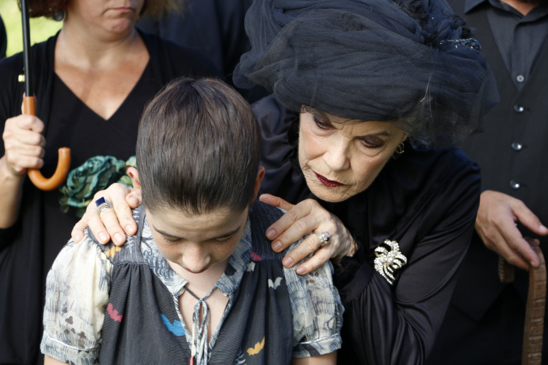 Sandra Dani como Agnes, ao lado de Ana&iacute;s Grala Wegner, no longa 'Despedida'