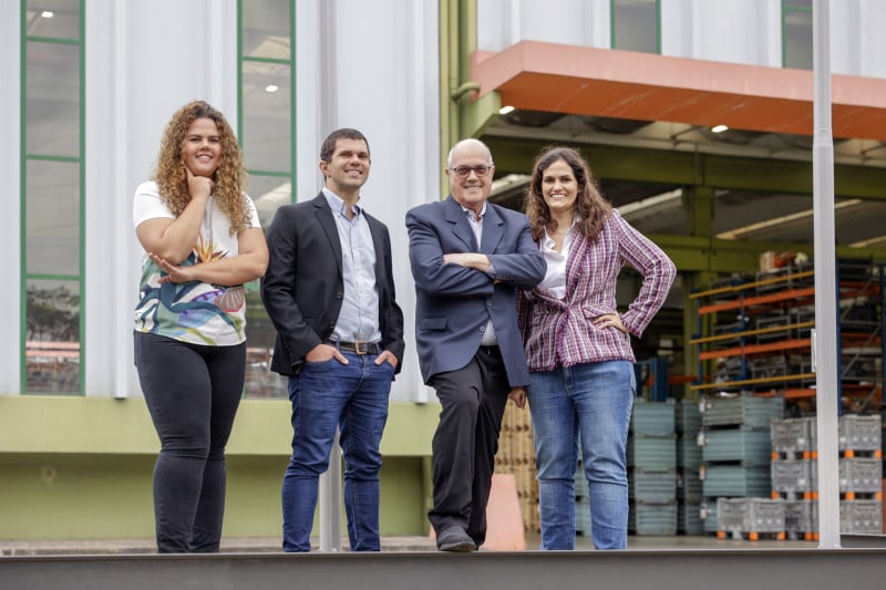 {'nm_midia_inter_thumb1':'https://www.jornaldocomercio.com/_midias/jpg/2023/07/05/206x137/1_tm_050723_maxiforja__9_-10258914.jpg', 'id_midia_tipo':'2', 'id_tetag_galer':'', 'id_midia':'64a5a3ed1f720', 'cd_midia':10258914, 'ds_midia_link': 'https://www.jornaldocomercio.com/_midias/jpg/2023/07/05/tm_050723_maxiforja__9_-10258914.jpg', 'ds_midia': 'B&aacute;rbara Grando Veit (Gerente TI), Gustavo Grando Veit (Gerente Geral),  Arno Veit (Presidente Maxiforja) e Angela Grando Veit (Gerente de Governan&ccedil;a Corporativa e Jur&iacute;dico)', 'ds_midia_credi': 'T&Acirc;NIA MEINERZ/JC', 'ds_midia_titlo': 'B&aacute;rbara Grando Veit (Gerente TI), Gustavo Grando Veit (Gerente Geral),  Arno Veit (Presidente Maxiforja) e Angela Grando Veit (Gerente de Governan&ccedil;a Corporativa e Jur&iacute;dico)', 'cd_tetag': '1', 'cd_midia_w': '800', 'cd_midia_h': '533', 'align': 'Left'}