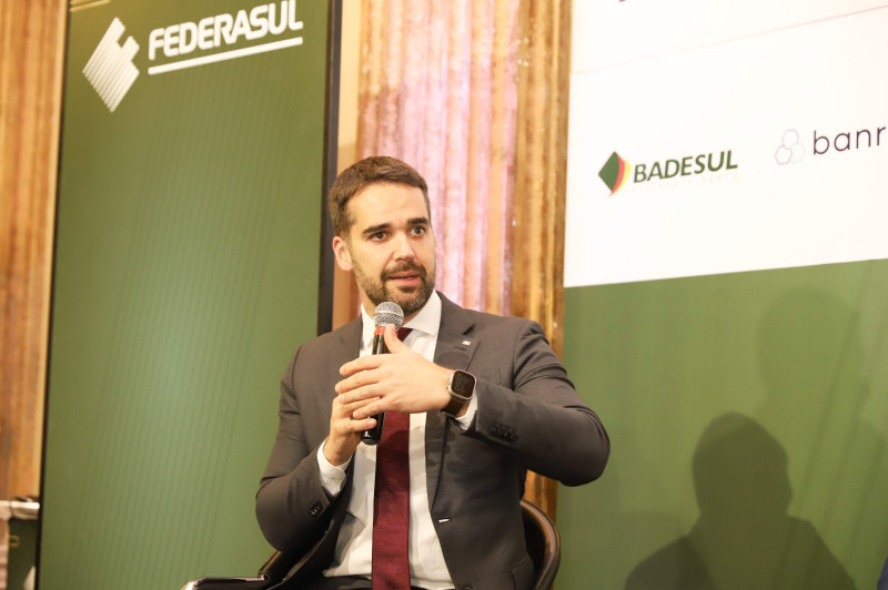 Governador Eduardo Leite argumenta que população já decidiu pela venda da estatal de saneamento