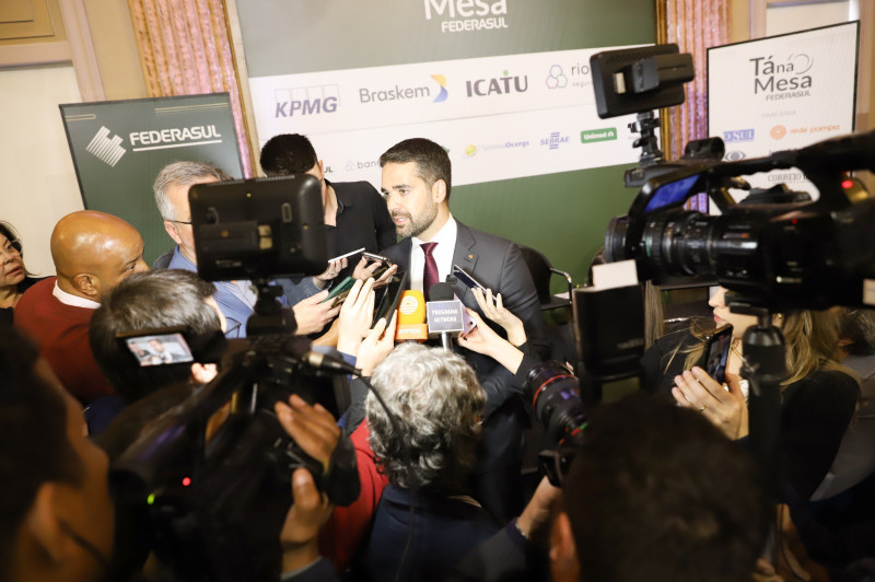 Governador Eduardo Leite em coletiva de imprensa na Federasul nesta quarta-feira