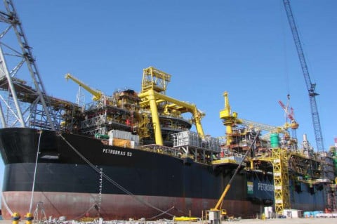 Petróleo sobe quase 2% em dia de enterro de Khamenei e novos ataques entre EUA e Irã