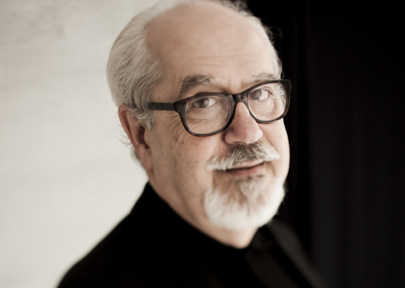 'Leopold - uma novela', que conta a história do pai de Mozart, recebe os autógrafos do autor na Livraria Taverna