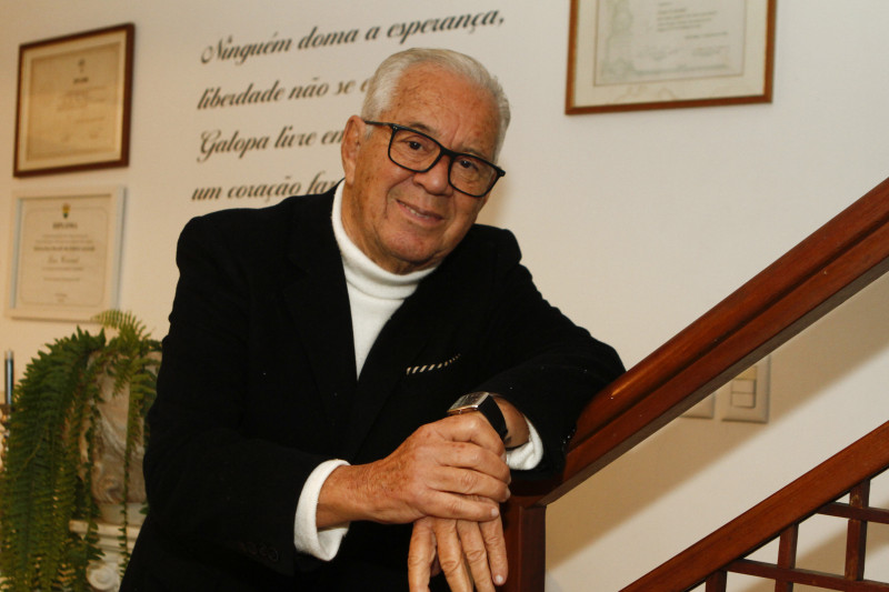 Luiz Coronel está em busca de uma vaga na Academia Brasileira de Letras, "agora com sustentação política"