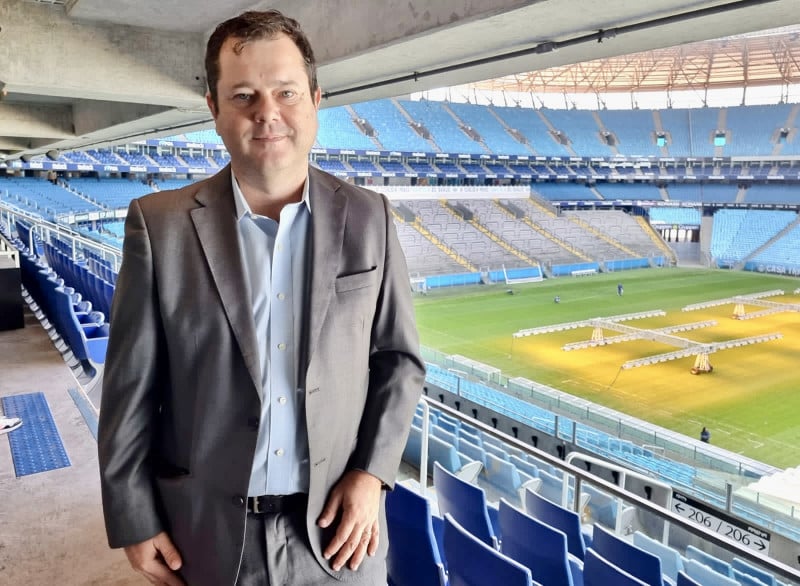 {'nm_midia_inter_thumb1':'https://www.jornaldocomercio.com/_midias/jpg/2023/07/07/206x137/1_minuto_varejo_gremio_moeda_digital_henrique_gutterres_jornal_do_comercio-10261382.jpg', 'id_midia_tipo':'2', 'id_tetag_galer':'', 'id_midia':'64a854704efd6', 'cd_midia':10261382, 'ds_midia_link': 'https://www.jornaldocomercio.com/_midias/jpg/2023/07/07/minuto_varejo_gremio_moeda_digital_henrique_gutterres_jornal_do_comercio-10261382.jpg', 'ds_midia': 'Minuto Varejo - Gr&ecirc;mio - moeda digital - $lmortal - executivo de marketing do Gr&ecirc;mio, Henrique Gutterres - Arena - Porto Alegre - futebol - torcedores', 'ds_midia_credi': 'PATR&Iacute;CIA COMUNELLO/ESPECIAL/JC', 'ds_midia_titlo': 'Minuto Varejo - Gr&ecirc;mio - moeda digital - $lmortal - executivo de marketing do Gr&ecirc;mio, Henrique Gutterres - Arena - Porto Alegre - futebol - torcedores', 'cd_tetag': '1', 'cd_midia_w': '800', 'cd_midia_h': '586', 'align': 'Left'}