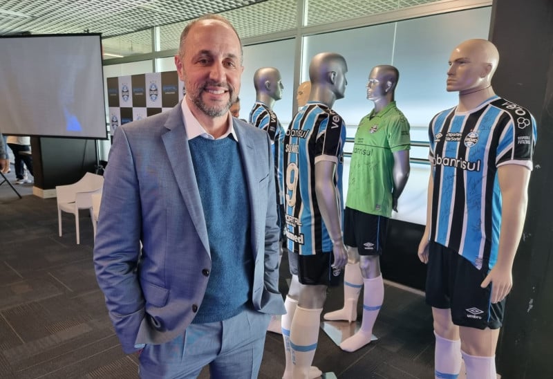 {'nm_midia_inter_thumb1':'https://www.jornaldocomercio.com/_midias/jpg/2023/07/07/206x137/1_minuto_varejo_gremio_moeda_digital_win_the_game_jornal_do_comercio-10261350.jpg', 'id_midia_tipo':'2', 'id_tetag_galer':'', 'id_midia':'64a8502a26ed4', 'cd_midia':10261350, 'ds_midia_link': 'https://www.jornaldocomercio.com/_midias/jpg/2023/07/07/minuto_varejo_gremio_moeda_digital_win_the_game_jornal_do_comercio-10261350.jpg', 'ds_midia': 'Minuto Varejo - Gr&ecirc;mio - moeda digital - $lmortal - CEO da Win The Game, Claudio Pracownik - Arena - Porto Alegre - futebol - torcedores', 'ds_midia_credi': 'PATR&Iacute;CIA COMUNELLO/ESPECIAL/JC', 'ds_midia_titlo': 'Minuto Varejo - Gr&ecirc;mio - moeda digital - $lmortal - CEO da Win The Game, Claudio Pracownik - Arena - Porto Alegre - futebol - torcedores', 'cd_tetag': '1', 'cd_midia_w': '800', 'cd_midia_h': '548', 'align': 'Left'}