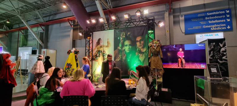 Estande da Universidade Feevale oferece customização de bolsas ecológicas para visitantes