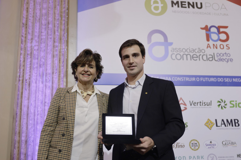 Suzana Vellinho entregou placa a Giovanni Jarros Tumelero, reconhecendo a contribuição do JC para os empreendedores no RS