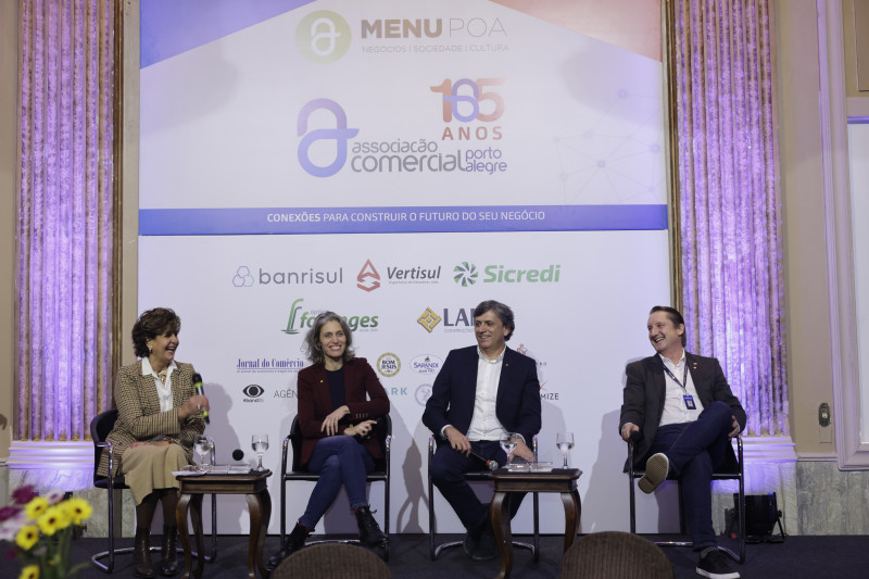 Suzana (à esq), Patrícia Comunello, do Minuto Varejo, Longo e Karkuchinski estavam no painel