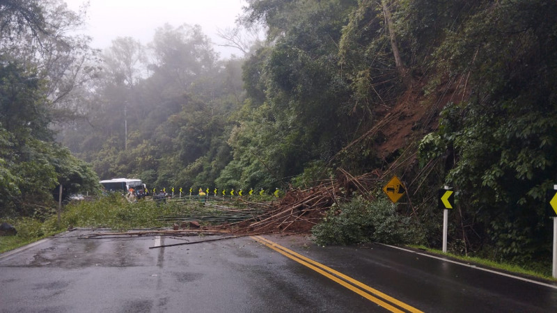 Comando Rodovi&aacute;rio da Brigada Militar, EGR, Defesa Civil e o Corpo de Bombeiros est&atilde;o no local