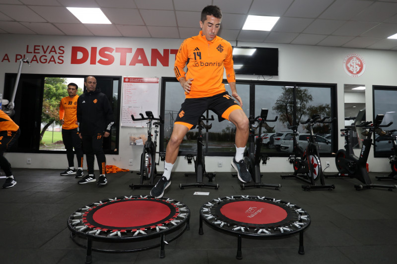 Grupo de jogadores realizou atividades físicas na academia