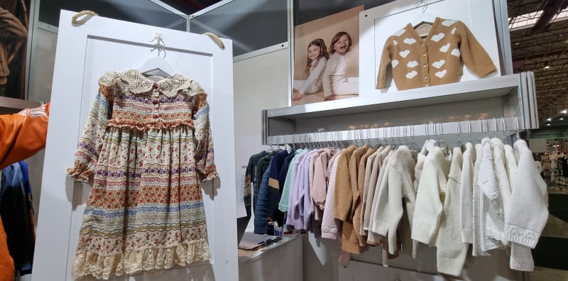 {'nm_midia_inter_thumb1':'https://www.jornaldocomercio.com/_midias/jpg/2023/07/12/206x137/1_minuto_varejo___rs_moda___vira_arte___roupas_criancas___moda_infantil___moda___farroupilha__3_-10265051.jpg', 'id_midia_tipo':'2', 'id_tetag_galer':'', 'id_midia':'64aeddaf5c0c5', 'cd_midia':10265051, 'ds_midia_link': 'https://www.jornaldocomercio.com/_midias/jpg/2023/07/12/minuto_varejo___rs_moda___vira_arte___roupas_criancas___moda_infantil___moda___farroupilha__3_-10265051.jpg', 'ds_midia': 'Minuto Varejo - RS Moda - Vira Arte - roupas crian&ccedil;as - moda infantil - moda - Farroupilha', 'ds_midia_credi': 'Maria Welter/Especial/JC', 'ds_midia_titlo': 'Minuto Varejo - RS Moda - Vira Arte - roupas crian&ccedil;as - moda infantil - moda - Farroupilha', 'cd_tetag': '1', 'cd_midia_w': '800', 'cd_midia_h': '396', 'align': 'Left'}