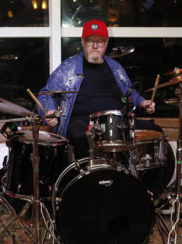 Sady na bateria, durante degustação acústica no Food Hall Dado Bier