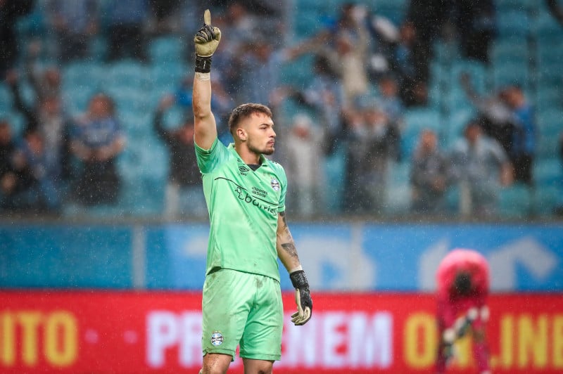 Grando pegou os pênaltis de Cicinho e Gabriel Xavier, garantindo os gremistas na próxima fase da Copa do Brasil