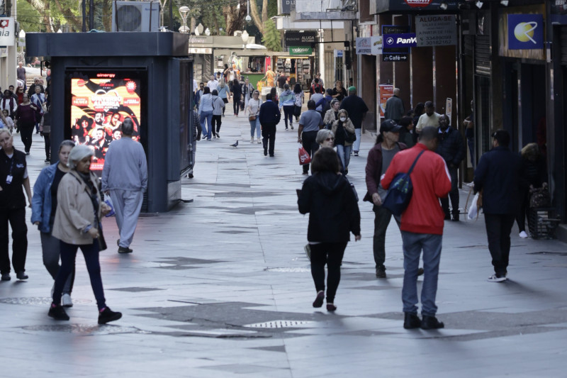 Em relação à regulação das redes, 41,7% dos ouvidos entre a população em geral acreditam que tanto as empresas de mídias sociais quanto o Estado deveriam regular conteúdos