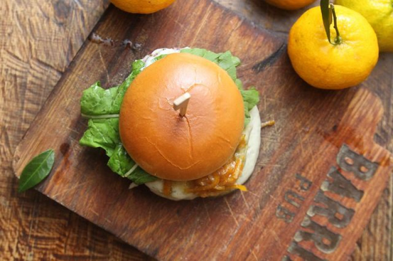 A combina&ccedil;&atilde;o de hamb&uacute;rguer e bergamota &eacute; a aposta do Barril Pub  Foto: BARRIL PUB/INSTAGRAM/REPRODU&Ccedil;&Atilde;O/JC