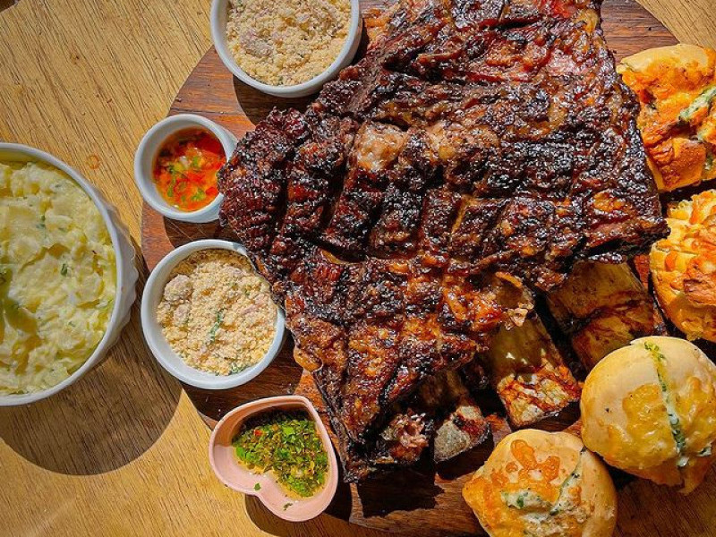 O C&ocirc;r Caf&eacute; y Brasa tem op&ccedil;&otilde;es de caf&eacute; da manh&atilde;, almo&ccedil;o executivo e parrilla durante a noite Foto: C&Ocirc;R CAF&Eacute; Y BRASA/INSTAGRAM/REPRODU&Ccedil;&Atilde;O/JC