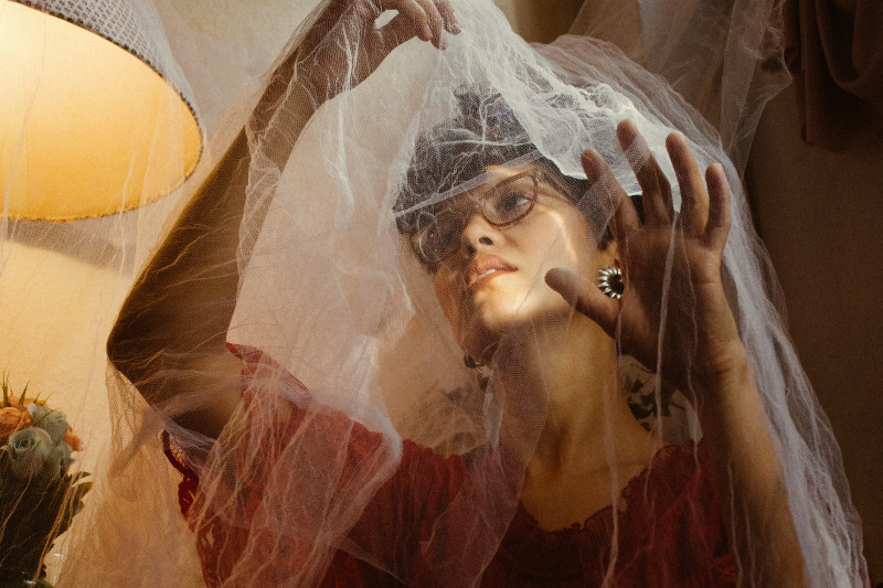 Projeto 'Pigarra' mostra Paola Kirst investigando novas formas de cantar e explorar as possibilidades do palco