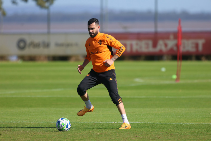 Volante de 33 anos assinou contrato com o Colorado até dezembro de 2025