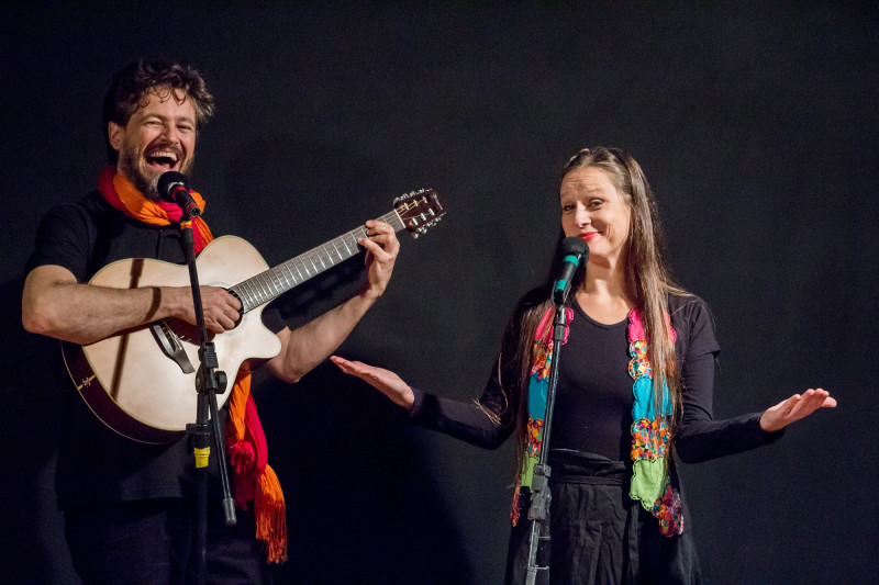 Quem não dança balança a criança apresenta músicas brasileiras tradicionais em novos arranjos que interagem com o público