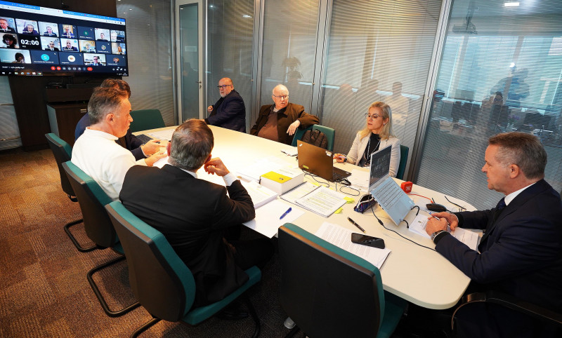 Foram quatro votos a favor da decisão do presidente Alexandre Postal, e dois contra