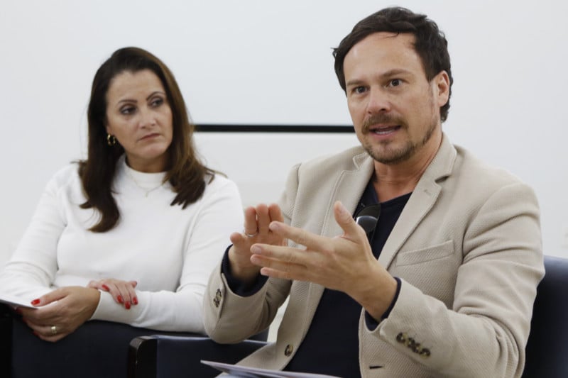 Lisandra De Bona, gerente executiva do Sindilojas Caxias, e Sidnei Staudt, palestrante, destacam importância dos detalhes no varejo