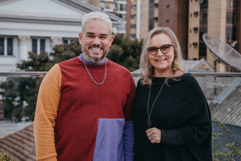 Curador-chefe da mostra, o carioca Raphael Fonseca (na foto, ao lado da presidente da Funda&ccedil;&atilde;o Bienal, Carmen Ferr&atilde;o) promete levar o evento para al&eacute;m do Centro da cidade