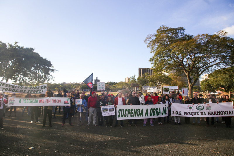 Manifestantes reivindicam o fim das obras no Parque da Harmonia