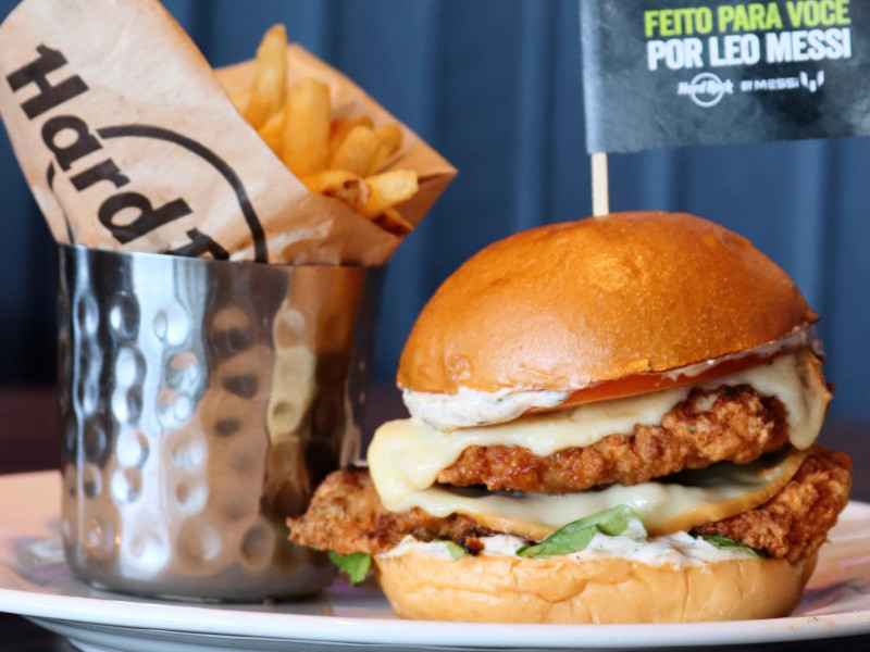 Milanesa de frango é o destaque do sanduíche que é assinado pelo jogador Messi