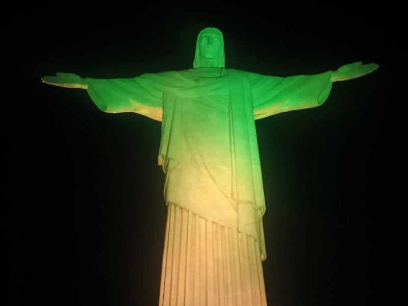 O Cristo Redentor, no Rio de Janeiro, está iluminado em homenagem à seleção brasileira de futebol feminino 
