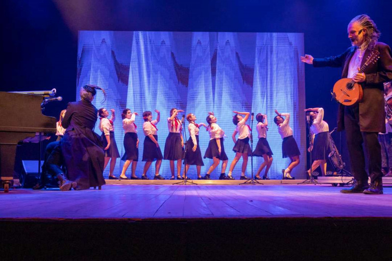 Espetáculo protagonizado por Hique Gomez e Simone Rasslan terá apresentações até domingo (30) no Theatro São Pedro