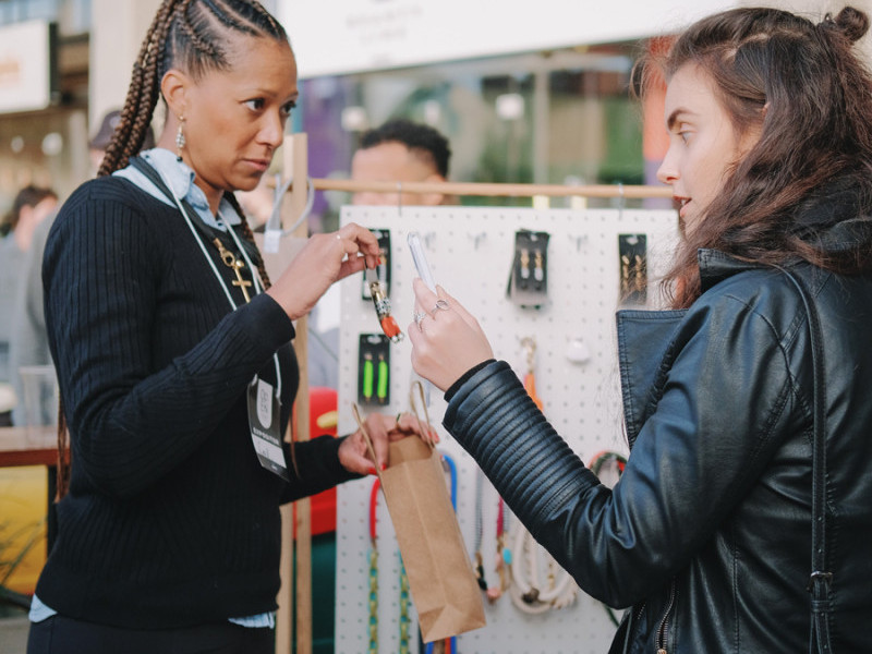 Val Lacerda produz bijuterias e acess&oacute;rios autorais que s&atilde;o enviados para todo Brasil Foto: Val Lacerda/Instagram/Divulga&ccedil;&atilde;o/JC