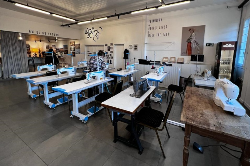 {'nm_midia_inter_thumb1':'https://www.jornaldocomercio.com/_midias/jpg/2023/07/28/206x137/1_minuto_varejo_magnabosco_loja_lab_costura_jornal_do_comercio-10281279.jpg', 'id_midia_tipo':'2', 'id_tetag_galer':'', 'id_midia':'64c4405e83426', 'cd_midia':10281279, 'ds_midia_link': 'https://www.jornaldocomercio.com/_midias/jpg/2023/07/28/minuto_varejo_magnabosco_loja_lab_costura_jornal_do_comercio-10281279.jpg', 'ds_midia': 'Minuto Varejo - história do comércio - Magnabosco - loja de Caxias do Sul - 108 anos - moda - casa - ateliê - inovação - empresas centenárias - atelier de costura - cursos- lab inovação', 'ds_midia_credi': 'PATRÍCIA COMUNELLO/ESPECIAL/JC', 'ds_midia_titlo': 'Minuto Varejo - história do comércio - Magnabosco - loja de Caxias do Sul - 108 anos - moda - casa - ateliê - inovação - empresas centenárias - atelier de costura - cursos- lab inovação', 'cd_tetag': '1', 'cd_midia_w': '800', 'cd_midia_h': '532', 'align': 'Left'}