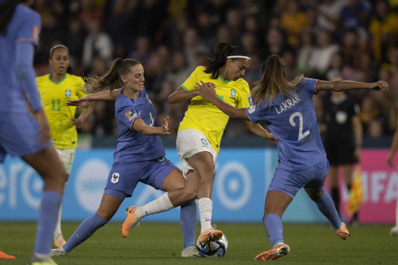 Copa do Mundo Feminina: Brasil sofre com bola aérea francesa e perde por 2  a 1