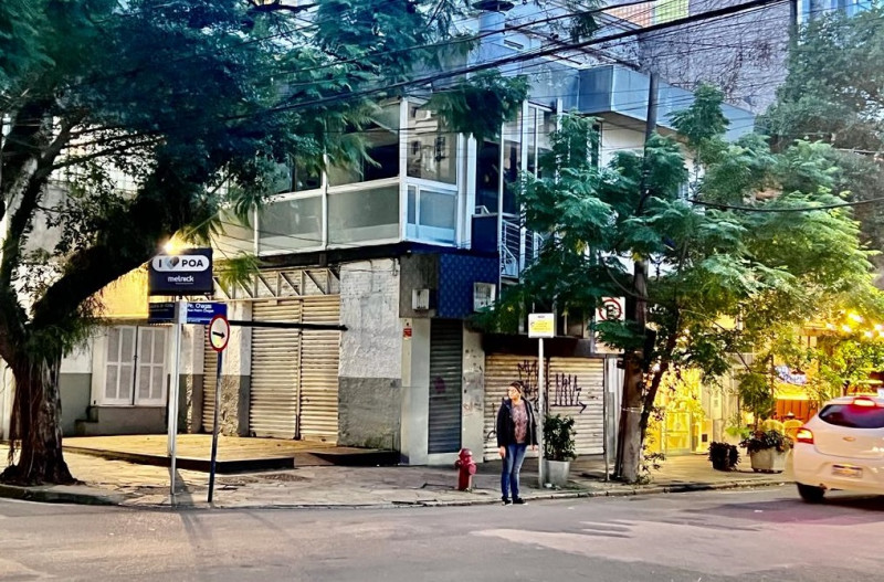 {'nm_midia_inter_thumb1':'https://www.jornaldocomercio.com/_midias/jpg/2023/07/30/206x137/1_minuto_varejo_brasco_bairro_moinhos_de_vento_jornal_do_comercio-10281547.jpg', 'id_midia_tipo':'2', 'id_tetag_galer':'', 'id_midia':'64c68531a98ef', 'cd_midia':10281547, 'ds_midia_link': 'https://www.jornaldocomercio.com/_midias/jpg/2023/07/30/minuto_varejo_brasco_bairro_moinhos_de_vento_jornal_do_comercio-10281547.jpg', 'ds_midia': 'Minuto Varejo - Loja Brasco - imóvel esquina ruas Padre Chagas e Luciana de ABreu - empreendimento - mercado - estar da casa - Porto Alegre', 'ds_midia_credi': 'PATRÍCIA COMUNELLO/ESPECIAL/JC', 'ds_midia_titlo': 'Minuto Varejo - Loja Brasco - imóvel esquina ruas Padre Chagas e Luciana de ABreu - empreendimento - mercado - estar da casa - Porto Alegre', 'cd_tetag': '1', 'cd_midia_w': '800', 'cd_midia_h': '527', 'align': 'Left'}