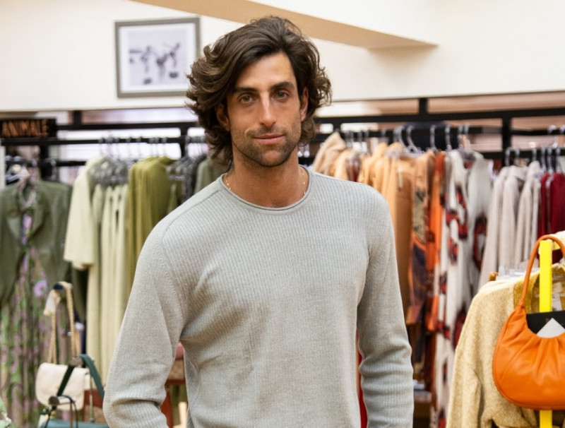 {'nm_midia_inter_thumb1':'https://www.jornaldocomercio.com/_midias/jpg/2023/07/30/206x137/1_minuto_varejo_magnabosco_ceo_pedro_sehbe_2_jornal_do_comercio-10281687.jpg', 'id_midia_tipo':'2', 'id_tetag_galer':'', 'id_midia':'64c70ffdb951e', 'cd_midia':10281687, 'ds_midia_link': 'https://www.jornaldocomercio.com/_midias/jpg/2023/07/30/minuto_varejo_magnabosco_ceo_pedro_sehbe_2_jornal_do_comercio-10281687.jpg', 'ds_midia': 'Minuto Varejo - hist&oacute;ria do com&eacute;rcio - Magnabosco - loja de Caxias do Sul - 108 anos - Pedro Horn Sehbe - CEO - moda - casa - ateli&ecirc; - inova&ccedil;&atilde;o - empresas centen&aacute;rias', 'ds_midia_credi': 'MAGNABOSCO/DIVULGA&Ccedil;&Atilde;O/JC', 'ds_midia_titlo': 'Minuto Varejo - hist&oacute;ria do com&eacute;rcio - Magnabosco - loja de Caxias do Sul - 108 anos - Pedro Horn Sehbe - CEO - moda - casa - ateli&ecirc; - inova&ccedil;&atilde;o - empresas centen&aacute;rias', 'cd_tetag': '1', 'cd_midia_w': '800', 'cd_midia_h': '606', 'align': 'Left'}