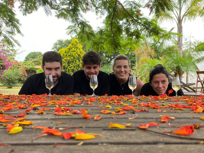 A partir da esq, Perotto, Lovato, Caroline e Lucia Porto, fundadores da Brasil de Vinhos