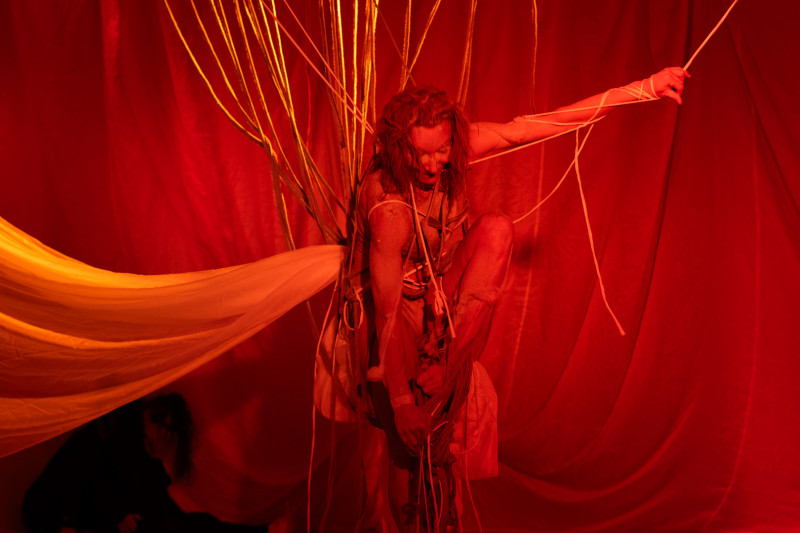 Com apresentações neste fim de semana e no próximo, a montagem traz a vivência das mulheres ao palco