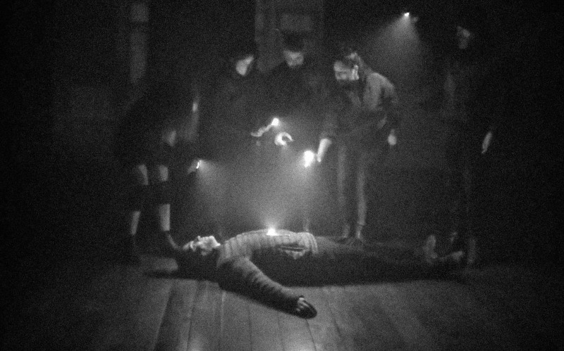 Desafiando a no&ccedil;&atilde;o de come&ccedil;o e fim no palco, 'Aliens' ser&aacute; encenado nesta quarta-feira (2)