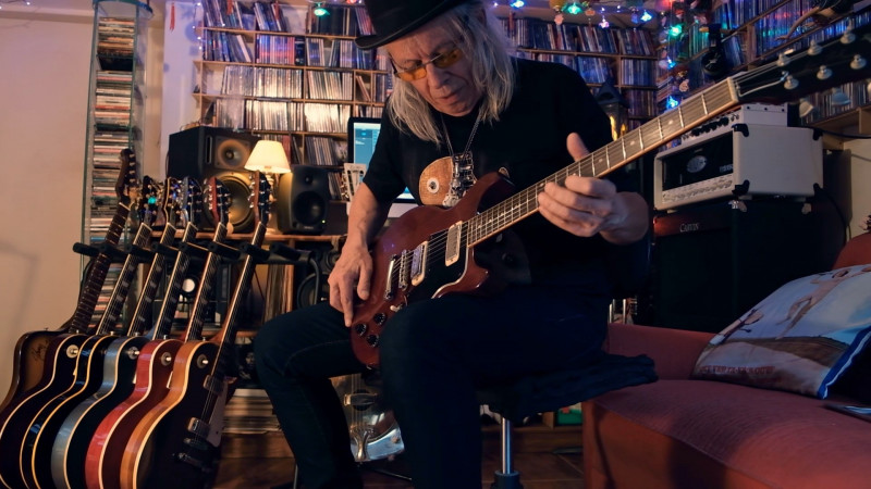 O diretor Luiz Carlos Lucena conta a trajetória do músico através dos depoimentos de amigos e artistas