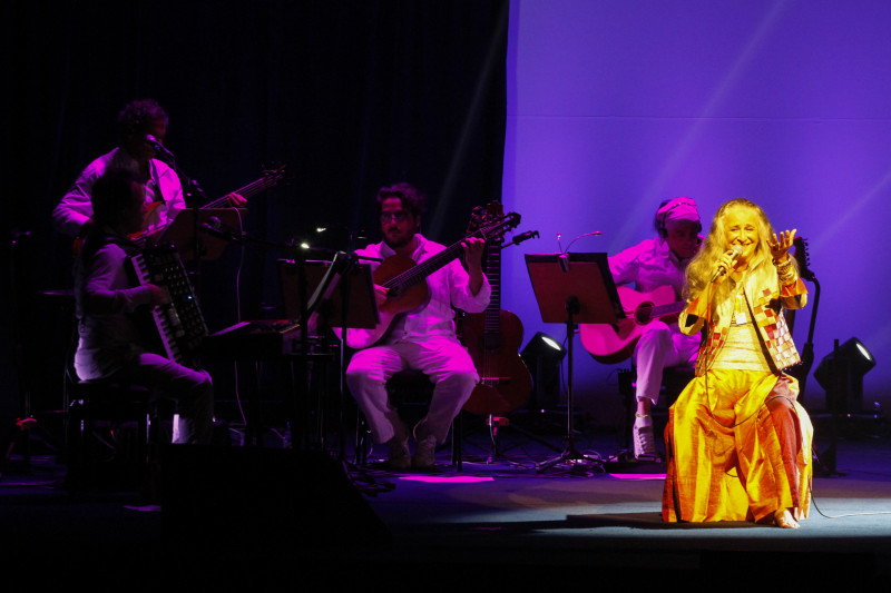 Junto a uma grande banda, artista cantou clássicos da carreira de quase seis décadas