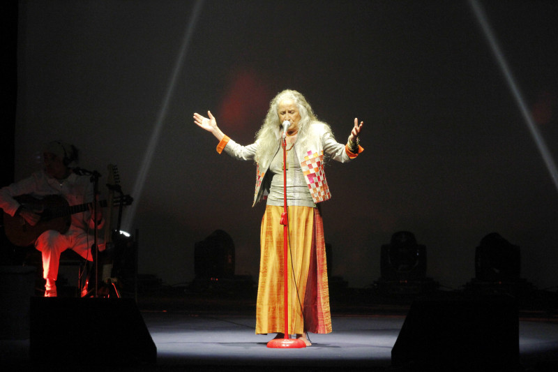 Com voz e presença de palco inabaláveis, Bethânia também é diretora e roteirista do espetáculo