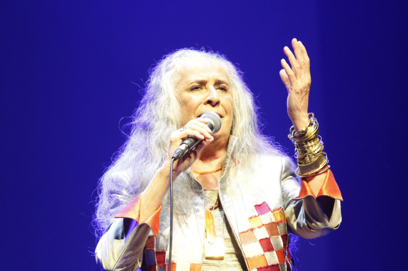 Maiores sucessos, declamações e homenagem a Gal marcaram apresentação da cantora