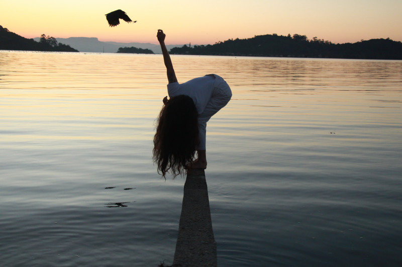 A bailarina Janaína Ferrari revisita a fábula brasileira da Mula sem Cabeça em Rinha, primeiro espetáculo solo do Coletivo Grupelho, que cumpre temporada no CHC Santa Casa