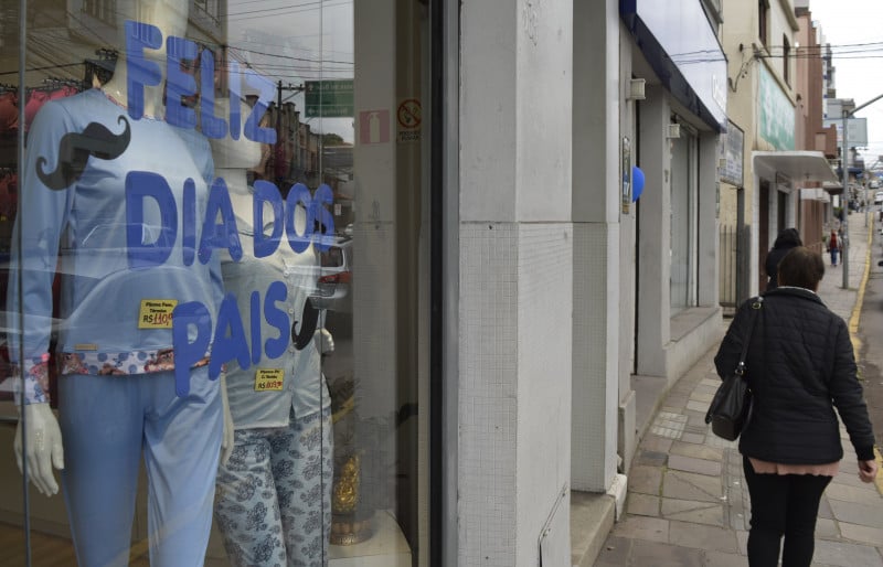  Maioria dos que v&atilde;o &agrave;s compras prefere presentes de at&eacute; R$ 100